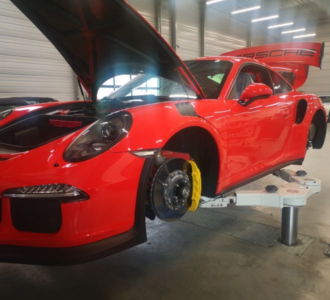 Entretien périodique pour cette magnifique Porsche 991 GT3 RS de 2015. Vidange moteur et boite +filtres, liquide de freins