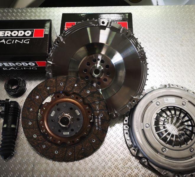 Kit embrayage complet avec volant moteur monomasse pour une Porsche 982 GT4 et un set de plaquettes racing de marque Ferrodo.